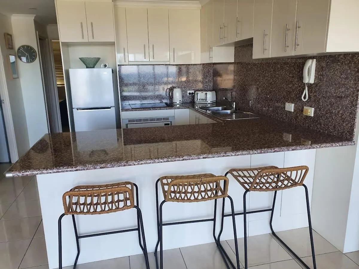 Location At Its Best - Ocean Views & Private Rooftop Caloundra Austrália