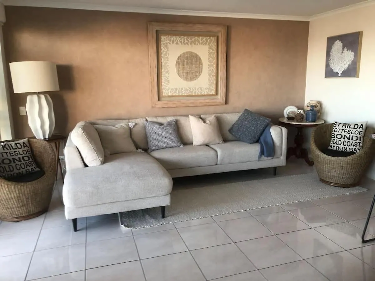Location At Its Best - Ocean Views & Private Rooftop Caloundra 0*,  Austrália